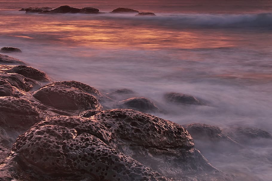Brun, sort, klippeformationer, tåge, solnedgang, strand, daggry, ocean, klipper, naturskøn, hav, solopgang, vand, klippe, rock-objekt, solid, skønhed i naturen, scenics - natur, himmel, sky - himmel, jord, natur, bevægelse, ro, udendørs, miljø, bølge, marinemaleri, ingen mennesker, 720P