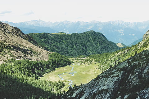 Landschaftsfotografie, Fluss, Berge, Wald, Baum, Tal, Schlucht, Gebirge, Bergrücken, Gras, Grün, Sonnenlicht, Natur, Landschaft, Naturlandschaft, Berglandschaft, Tapete, Naturtapete, Bergtapete, Gebirgsfluss, Berg, Sommer-, szenen, draußen, grüne Farbe, Hügel, europäische alpen, Europa, Wiese, Reise, Gipfel, ländliche Szene, Tourismus, Schönheit in der Natur, Wandern, Himmel, Rock - Objekt, 4K, CC0, gemeinfrei, lizenzfrei
