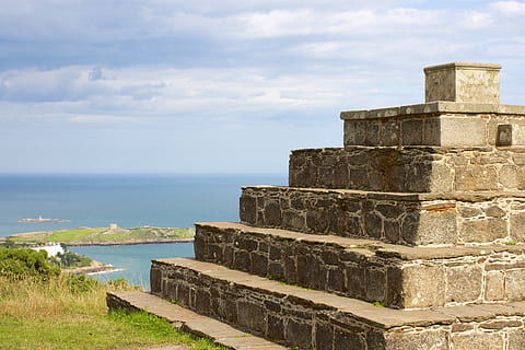 bâtiment en béton brun, pyramide, ciel, eau, nuage - ciel, architecture, structure construite, mer, la nature, journée, horizon au-dessus de l'eau, personne, horizon, mur, paysages - nature, l'histoire, beauté dans la nature, le passé, en plein air, extérieur du bâtiment, scène tranquille, mur de pierre, la civilisation ancienne, 2K, CC0, domaine public, libre de droits