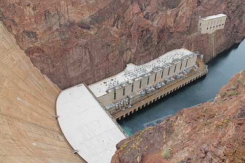 presa de agua, rocas, arquitectura, roca, edificio, cañón, alto, hidroeléctrico, industria, fuente de alimentación, rock, piedra, estructura, montaña, agua, roca - objeto, vista de alto ángulo, nadie, día, sólido, transporte, naturaleza, viaje, formacion de roca, destinos de viaje, generación de combustible y energía, mar, turismo, paisajes - naturaleza, belleza en la naturaleza, energía hidroeléctrica, al aire libre, formación, 4K, CC0, dominio público, libre de derechos