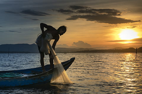 hombre, bote, participación, blanco, pesca de malla, red, retroiluminado, playa, nubes, amanecer, oscuridad, noche, pescador, pescar, red de pesca, hora dorada, naturaleza, Oceano, persona, reflexión, escénico, mar, silueta, cielo, verano, Dom, puesta de sol, viaje, agua, embarcaciones, barco náutico, belleza en la naturaleza, transporte, modo de transporte, paisajes - naturaleza, nube - cielo, frente al mar, gente real, idílico, color naranja, escena tranquila, tranquilidad, escena no urbana, en pie, 8K, CC0, dominio público, libre de derechos