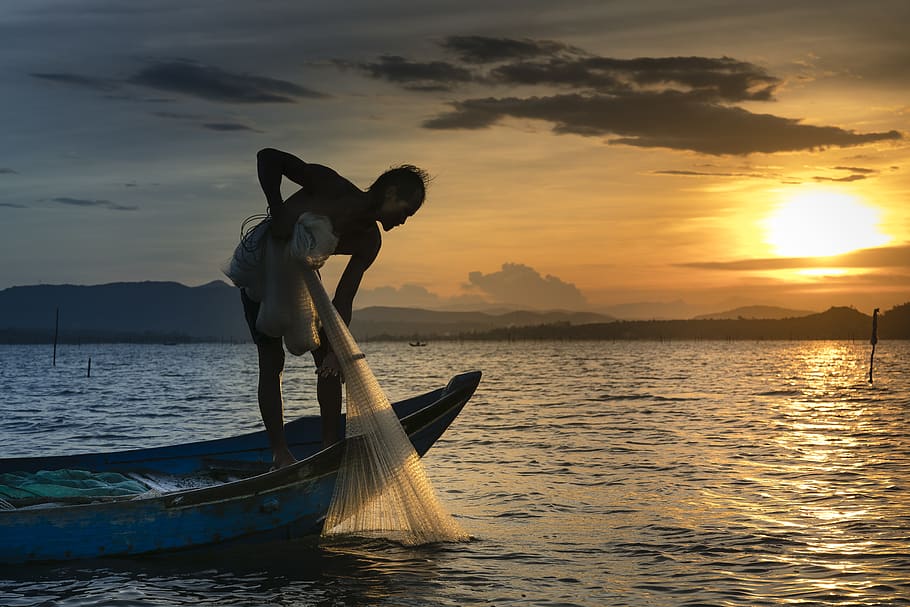 hombre, bote, participación, blanco, pesca de malla, red, retroiluminado, playa, nubes, amanecer, oscuridad, noche, pescador, pescar, red de pesca, hora dorada, naturaleza, Oceano, persona, reflexión, escénico, mar, silueta, cielo, verano, Dom, puesta de sol, viaje, agua, embarcaciones, barco náutico, belleza en la naturaleza, transporte, modo de transporte, paisajes - naturaleza, nube - cielo, frente al mar, gente real, idílico, color naranja, escena tranquila, tranquilidad, escena no urbana, en pie, 8K
