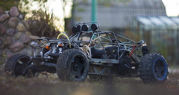 hpi, baja, modelo, remotamente, coche, coche RC, auto, juguetes, calesa, ocio, juguete, Hobby, quadcopter, electrónico, zumbido, transporte, modo de transporte, vehículo terrestre, día, campo, tierra, naturaleza, planta, centrarse en primer plano, al aire libre, nadie, enfoque selectivo, hierba, maquinaria de agricultura, estacionario, militar, equipamiento agrícola, luz del sol, Vehículo de motor, rueda, 5K, CC0, dominio público, libre de derechos
