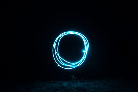 biru, LED, string light, diterangi, bersinar, malam, fenomena cahaya - alami, bentuk, gerakan, ruang, astronomi, paparan panjang, bintang - ruang, alam, warna hitam, kreativitas, abstrak, bentuk geometris, langit, Misteri, lingkaran, futuristik, lukisan cahaya, di luar rumah, latar belakang hitam, neon, kawat wol, cahaya, 5K, CC0, domain publik, bebas royalti