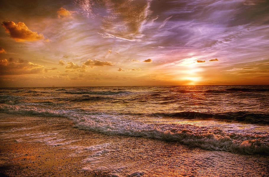 Meereswasser, Sonnenuntergang, Strand, Wolken, Wolken bilden sich, wolkig, Dämmerung, Himmel, Landschaft, Natur, Ozean, Orange, draußen, Sand, Meer, seelandschaft, Sonnenstrahl, Sonnenlicht, Wasser, Wellen, Horizont über Wasser, Szenen - Natur, Horizont, wolke - himmel, Land, Schönheit in der Natur, Welle, Ruhe, Bewegung, ruhige Szene, Wassersport, Umgebung, keine Leute, Sonne, 2K