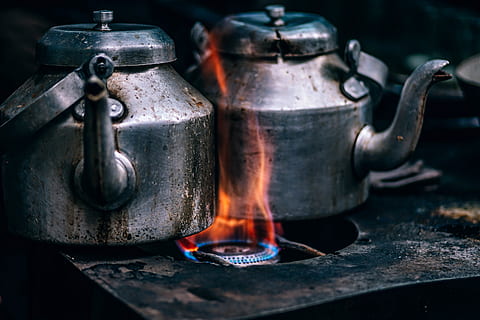 Două, fierbător de arțar, ardere, foc, temperatura - temperatură, echipamente de uz casnic, metal, foc - fenomen natural, flacără, a închide, nici o persoana, mancare si bautura, ustensile de bucatarie, aparat, să se concentreze asupra primelor elemente, în interior, cuptor, natură moartă, preparare, lemn - material, natură, ceainic, argintiu colorat, aragaz de camping, ibric de cafea, 4K, CC0, domeniu public, fără drepturi de autor