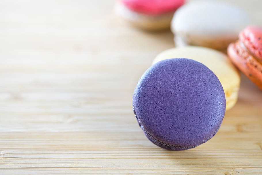 foto, macarons, marró, fusta, superfície, ametlla, assortit, enfornar, fleca, galetes, borrós, colorit, confecció, cookies, decoració, deliciós, postres, francès, macarrons, pastisseria, porpra, aperitius, natura morta, sucre, dolç, saborós, taula, primer pla, menjar, material de fusta, a l'interior, menjar i beguda, menjar dolç, cap gent, grup d'objectes, frescor, centrar-se en primer pla, blau, indulgència, elecció, variació, menjar poc saludable, temptació, macarró, 5K