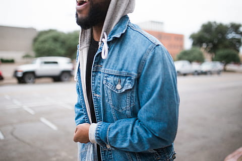 persona, paio, estudi, seure, mà, americà, cabell, educació, interior, diversió, adolescent, positiu, samarreta, una persona, feina, posant, bonic, 20, color, roba casual, de peu, denim, carrer, centrar-se en primer pla, adult jove, cotxe, automòbil, secció mitjana, transport, tèxtil, ciutat, dia, adult, texans, jaqueta vaquera, manera de transport, a l'aire lliure, 4K, CC0, domini públic, lliure de regalies