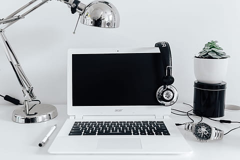 escritorio minimalista estación de trabajo, blanco, moderno, espacio de trabajo, computadora, contemporáneo, escritorio, ordenador portátil, scandi, escandinavo, portátil blanco, estudiar, diseño de escritorio, tecnología, tecnología inalámbrica, mesa, equipo de computadora, teclado, conexión, mueble, comunicación, monitor de computadora, nadie, adentro, PC de escritorio, oficina, ratón de computadora, naturaleza muerta, copia espacio, lámpara eléctrica, 4K, CC0, dominio público, libre de derechos