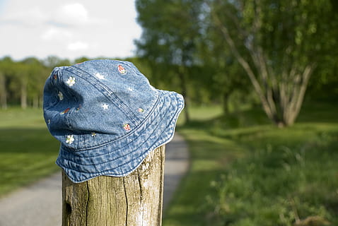 hat verloren, Hut, gefunden, Pole, Sommer-, Bürgersteig, Holz, Stoff, Sommerhut, Mütze, Pflanze, Fokus auf den Vordergrund, Tag, Baum, Natur, eine Person, Stehen, Rückansicht, draußen, Legere Kleidung, Holz - Material, Darstellung, Feld, nicht erkennbare Person, Textil-, menschliche Darstellung, echte Menschen, Frau, Land, Holzpfosten, 4K, CC0, gemeinfrei, lizenzfrei