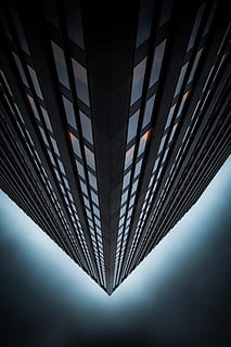 baix, fotografia d'angle, torre, arquitectura, perspectiva, cantonada, edifici de cantonada, edifici, invertit, arquitectònic, il·luminat, contrast, canviant d'humor, arquitectura malhumorada, gat, amic, color, ombra, esquena, núvol, flor, humà, foscor, futurista, modern, reflexió, fons, resum, negocis, estructura construïda, industria de la construcció, acer, forma geomètrica, brillant, tecnologia, finestra, blau, gratacels, metall, llum - fenomen natural, disseny, color negre, forma, edifici d'oficines, fosc, punt de fuga, escena urbana, perspectiva decreixent, patró, vidre - material, 5K, CC0, domini públic, lliure de regalies