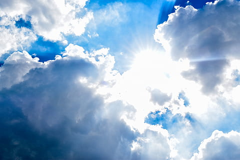 sol, núvols, núvol, estiu, cel, núvol - cel, blau, cloudscape, bellesa a la natura, escenics - natura, Color blanc, fons, llum solar, medi ambient, naturalesa, atmosfera, escena tranquil·la, idíl·lic, tranquil·litat, vent, brillant, cap gent, meteorologia, a l'aire lliure, netejar, lluminós, 5K, CC0, domini públic, lliure de regalies