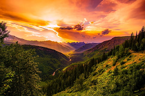 verde, montagna, fiume, nuvoloso, cielo, giorno, nuvole, conifere, alba, luce del giorno, ambiente, abeti, idilliaco, paesaggio, le foglie, montagne, natura, alberi di pino, piante, panoramico, alberi, valle, boschi, scenics - natura, bellezza nella natura, albero, terra, tramonto, foresta, pianta, nuvola - cielo, sole, colore arancione, la tranquillità, catena montuosa, cielo drammatico, scena tranquilla, Pino, albero di conifere, nessuno, bosco, all'aperto, picco di montagna, bosco di pini, 1080P, CC0, dominio pubblico, privo di copyright