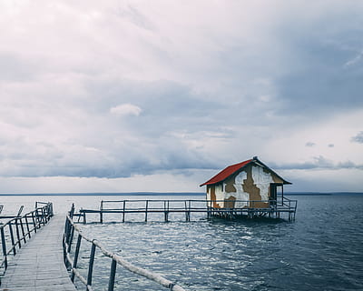 šedé seadock, budova, Příroda, voda, loď, venku, venkov, nábřeží, molo, přístav, dok, venkovský, chata, přeprava, vozidlo, krajina, strom, bydlení, hotel, dovolená, letovisko, nebe, moře, mrak - nebe, architektura, stavba, scenics - příroda, krása v přírodě, horizont, horizont nad vodou, klid, klidné scény, pláž, nikdo, dřevo - materiál, 4K, CC0, veřejná doména, bez autorských práv