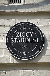 costruzione, Torre, Torre dell'orologio, architettura, Inghilterra, David Bowie, Londra, Heddon Street, placca, copertina, copertina art, musica, memoriale, stardust ziggy, orologio da polso, edificio per uffici, tremito, ardesia, bevanda, liquore, comunicazione, testo, sceneggiatura occidentale, caratteristica della parete, struttura costruita, giorno, nessuno, cerchio, forma geometrica, cartello, parete, forma, informazione, avvicinamento, all'aperto, lettera maiuscola, numero, metallo, segno di informazione, Messaggio, 4K, CC0, dominio pubblico, privo di copyright