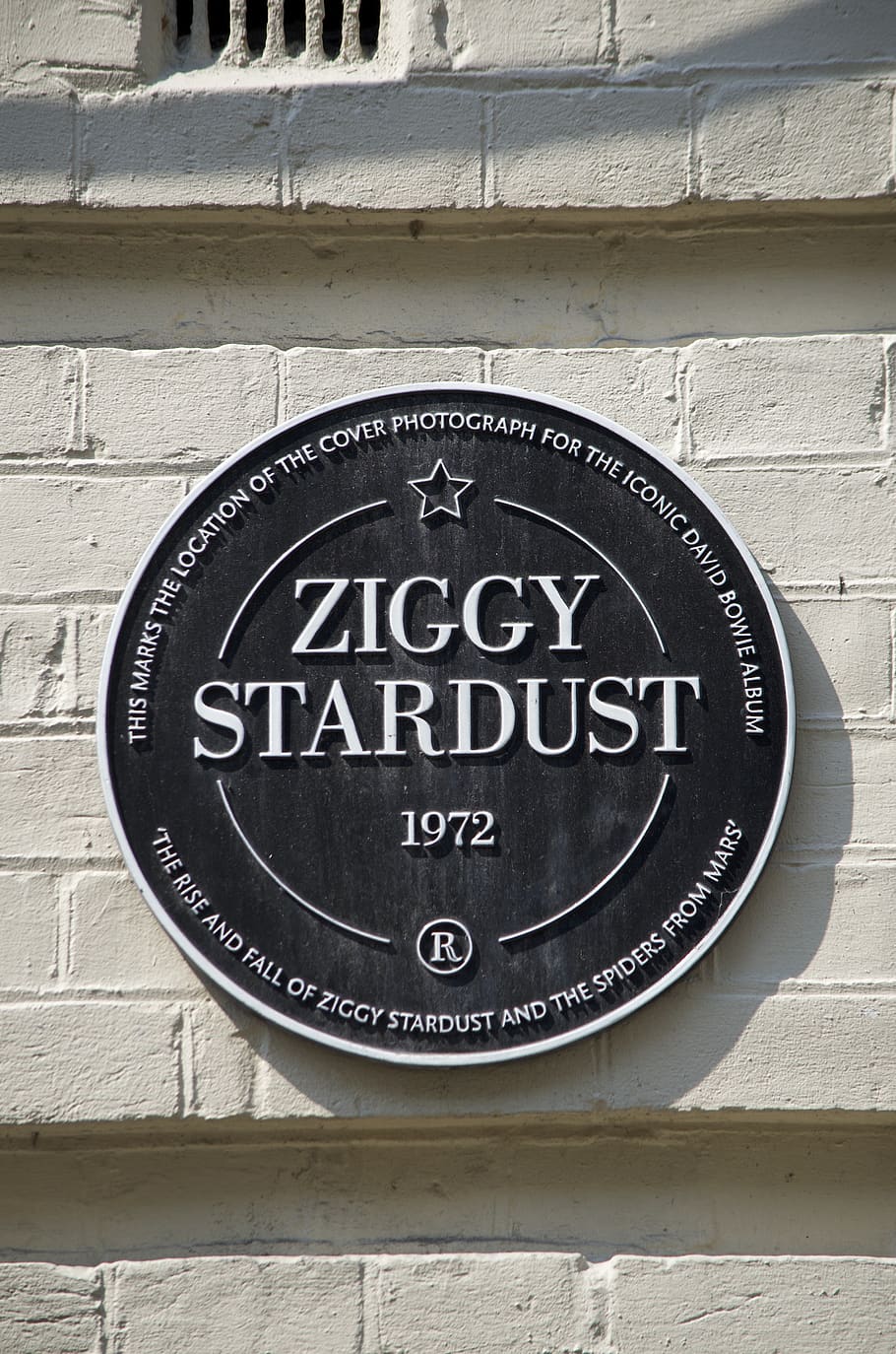 edifici, torre, Torre del Rellotge, arquitectura, Anglaterra, David Bowie, Londres, carrer d'Heddon, placa, portada de l'àlbum, art de la màniga, música, memorial, ziggy stardust, rellotge de polsera, edifici d'oficines, terratrèmol, pissarra, begudes, licor, comunicació, text, guió occidental, funció de construcció de parets, estructura construïda, dia, cap gent, cercle, forma geomètrica, signe, paret, forma, informació, primer pla, a l'aire lliure, lletra majúscula, nombre, metall, signe d'informació, missatge, 4K