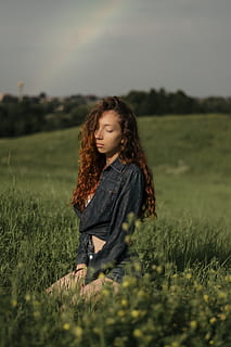 Lituania, camp, plantă, o persoana, iarbă, teren, tânăr adult, Activitatea de agrement, natură, selectiv, par lung, păr, trei sferturi de lungime, coafura, femei, femei tinere, oameni adevărați, cer, stiluri de viață, frumuseţe, în aer liber, femeie frumoasă, contemplare, 5K, CC0, domeniu public, fără drepturi de autor