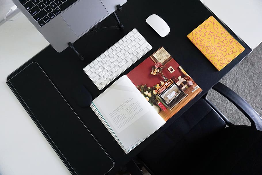 skrivebord, kontor, tech, Bestil, Opsætning, minimal, hvid, æble, teknologi, plads, sort, arbejde, bærbar, computer, meddelelse, trådløs teknologi, bord, forbindelse, høj vinkel visning, computerudstyr, indendørs, møbel, offentliggørelse, ingen mennesker, pen, direkte over, stilleben, computer tastatur, forretning, tastatur, note pad, 4K