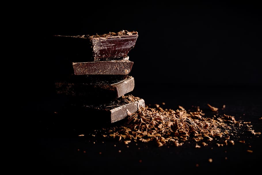 dunkel, braun, Süßigkeiten, Pralinen, Stapel, keine Leute, Nahansicht, drinnen, Studioaufnahme, Essen und Trinken, Lebensmittel, Stillleben, Süßes Essen, Natur, Versuchung, schwarzer Hintergrund, Schokolade, Baugewerbe, selektiver Fokus, Genuss, Fülle, Süss, kopieren sie platz, Oberflächenniveau, 2K