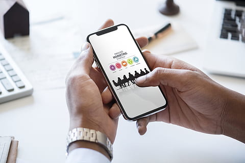 osoba, použitím, iphone x, mobilní telefon, kontroly, komerce, přístroj, digitální zařízení, elektronika, ruce, hospodářství, Internet, telefon, obrazovka, chytrý telefon, bezdrátové technologie, lidské ruky, technologie, ruka, část lidského těla, sdělení, spojení, přenosné informační zařízení, dospělý, detail, mladého dospělého, podnikání, lidé, počítačová síť, venku, kavárna, 4K, CC0, veřejná doména, bez autorských práv