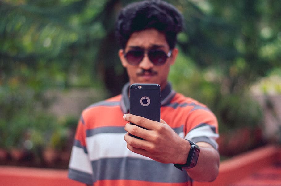 Índia, kannur, iphone, gadget, càmera, foto, selfie, masculí, telèfon, estil, gent, model, tecnologia, tecnologia sense fils, comunicació, telèfon mòbil, dispositiu d’informació portàtil, telèfon intel·ligent, una persona, celebració, temes de fotografia, vista frontal, gots, connexió, retrat, ulleres de sol, roba casual, centrar-se en primer pla, activitat, moda, a l'aire lliure, 5K