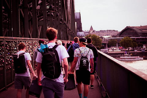 personnes, en marchant, clôtures, sac à dos, bateau, pont, foule, concentrer, les mecs, Hommes, rue, eau, porter, groupe de personnes, architecture, Vrais gens, extérieur du bâtiment, vue arrière, structure construite, adulte, femmes, trois quarts, modes de vie, Activité de loisir, Vêtements décontractés, journée, ville, balustrade, en plein air, 5K, CC0, domaine public, libre de droits