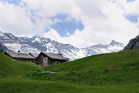 casă, Alpi, zăpadă, Munte, nor - cer, cer, frumusețe în natură, peisaj, iarbă, scenice - natura, plantă, mediu inconjurator, de munte, Culoarea verde, teren, natură, construită, arhitectură, o scenă liniștită, liniște, camp, nici o persoana, în aer liber, un munte acoperit de zăpadă, varf de munte, 5K, CC0, domeniu public, fără drepturi de autor