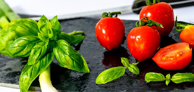 Allemagne, Moers, basilic, légume, tomate, tomates, oignon, Couper, vert, les légumes, végétarien, messer, basilikum, Schiefer, basilic doux, Frühlingszwiebel, ardoise, couteau, aliments, Nourriture et boisson, fraîcheur, fruit, alimentation saine, rouge, bien-être, feuille, fermer, partie de la plante, personne, couleur verte, la nature, à l'intérieur, herbe, se concentrer sur le premier plan, plante, mûr, 4K, CC0, domaine public, libre de droits
