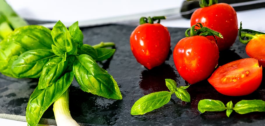 Alemanya, moers, alfàbrega, vegetals, tomàquet, tomàquets, ceba, tallar, tomaten, verd, verdures, vegetarià, Messer, basilikum, schiefer, alfàbrega dolça, frühlingszwiebel, pissarra, ganivet, menjar, menjar i beguda, frescor, fruita, alimentació saludable, vermell, benestar, full, primer pla, part de la planta, cap gent, color verd, naturalesa, a l'interior, herba, centrar-se en primer pla, planta, madur, 4K