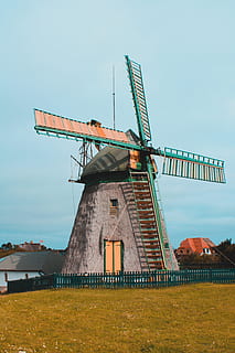 molí de vent marró, màquina, turbina, motor, aerogenerador, edifici, habitatge, energia renovable, energia eòlica, cel, conservació del medi ambient, energia alternativa, molí de vent tradicional, medi ambient, generació de combustible i energia, estructura construïda, herba, camp, naturalesa, arquitectura, terra, paisatge, planta, dia, escena rural, cap gent, a l'aire lliure, 4K, CC0, domini públic, lliure de regalies