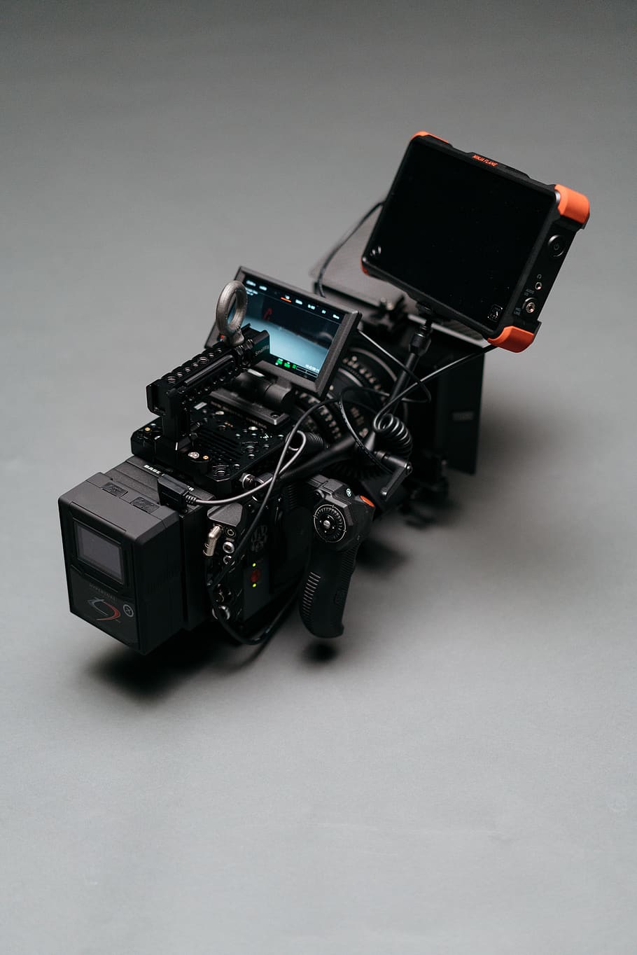 càmera, electrònica, càmera de vídeo, pantalla, ordinador, llum, construir, escena, bts, bateria, crear, tecnologia, amor, videografia, darrere les càmeres, vermell, caixa mat, conjunt, dsmc2, tir de l'estudi, temes de fotografia, càmera - equip fotogràfic, a l'interior, natura morta, color negre, primer pla, equip fotogràfic, cap gent, fons blanc, càmera digital, taula, sol objecte, industria del cinema, els mitjans de comunicació, cultura i entreteniment artístic, còpia espai, càmera de vídeo domèstica, equipament elèctric, 8K