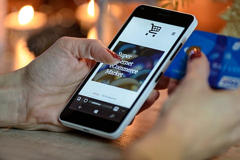 person, ved brug af, sort, hvid, smartphone, bedrift, blå, kort, sløring, forbindelse, e-handel, elektronik, hånd, helligdage, internet, maskineri, online shopping, røde negle, skærm, teknologi, røre ved, web, internet side, trådløs, kvinde, trådløs teknologi, menneskelig hånd, bærbar informationsenhed, meddelelse, smart telefon, menneskelig kropsdel, mobiltelefon, touch screen, telefon, ved hjælp af telefon, tæt på, rørende, en person, kropsdel, udendørs, finger, 5K, CC0, offentligt domæne, royaltyfrie