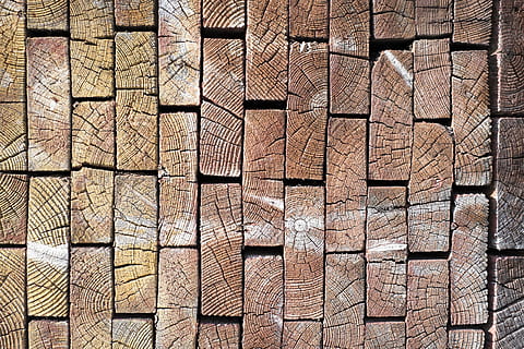 materiał, drewno, wzór, tekstura, powierzchnia, deska, drzewny, deski, twarde drewno, szorstki, płyta, Struktura, stolarstwo, stolarka, stos, pełna ramka, tła, duża grupa obiektów, teksturowane, żadnych ludzi, powtórzenie, układ, obfitość, zbliżenie, projekt, brązowy, przemysł drzewny, drewno - materiał, dzień, obok siebie, log, w kratke, 1080P, CC0, domena publiczna, darmowe zdjęcia