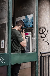 uomo, in piedi, utilizzando, persona, umano, ringhiera, graffiti, cabina telefonica, porta, corrimano, uomo che cammina, lunatico, tipo, toni caldi, chiamata, grungy, Telefono, premi il bottone, telefono pubblico, comporre, composizione, una persona, persone reali, tre quarti, comunicazione, abbigliamento casual, vista laterale, giovane adulto, architettura, adulto, attività di svago, detenzione, metà adulto, giorno, uomini, stili di vita, 5K, CC0, dominio pubblico, privo di copyright