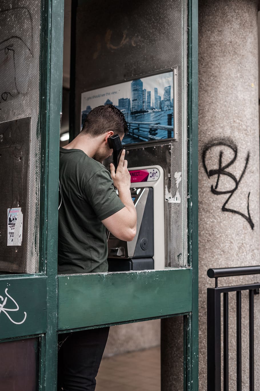 home, de peu, utilitzant, telèfon, persona, humà, barana, graffiti, cabina telefònica, porta, home caminant, canviant d'humor, paio, tons càlids, trucant, caixa de telèfon, grungy, premeu el botó, telèfon públic, marcar, una persona, persones reals, tres quarts de longitud, comunicació, roba casual, vista lateral, adult jove, arquitectura, adult, activitat d'oci, celebració, mig adult, dia, homes, estils de vida, 5K