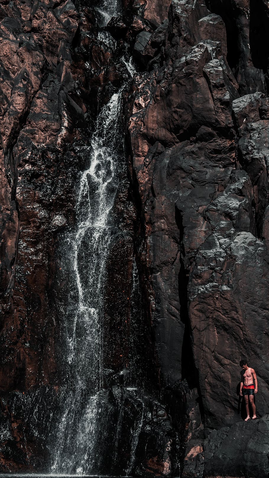 vandfald, genforening, klippe, udendørs, fritids aktiviteter, vandring, klint, hule, natur, murbrokker, sti, ødemark, rock-objekt, rock formation, solid, rigtige mennesker, fritidsaktivitet, aktivitet, skønhed i naturen, lang eksponering, bevægelse, eventyr, livsstil, mennesker, dag, klatring, sport, lav vinkel visning, Kvinder, formation, 5K