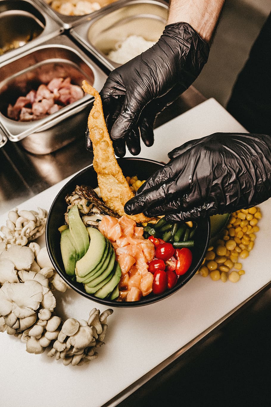 persona que prepara el plato, comida, comida y bebida, frescura, vegetal, alimentación saludable, adentro, una persona, mano humana, mano, gente real, bienestar, preparación, listo para comer, vista de alto ángulo, mesa, parte del cuerpo humano, centrarse en primer plano, plato, tamaño de la porción, preparando comida, bandeja, 5K
