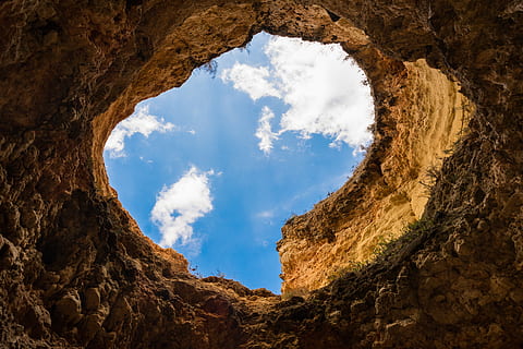 buco, grotta, cielo, nuvole, nuvola - cielo, natura, nessuno, roccia - oggetto, roccia, Inquadratura dal basso, solido, giorno, la tranquillità, bellezza nella natura, formazione rocciosa, forma, all'aperto, luce del sole, scenics - natura, forma geometrica, cerchio, direttamente sotto, 5K, CC0, dominio pubblico, privo di copyright