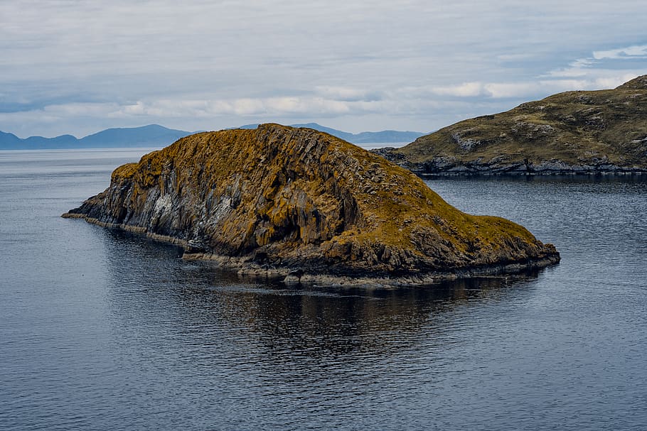illa, terra, naturalesa, a l'aire lliure, aigua, línia de costa, mar, oceà, promontori, Costa, illa de skye, península, penya-segat, paisatge, rock, torre, arquitectura, edifici, Escòcia, mamífer, cel, bellesa a la natura, rock - object, escenics - natura, sòlid, davant del mar, tranquil·litat, escena tranquil·la, muntanya, núvol - cel, formació de roca, cap gent, idíl·lic, escena no urbana, erosionat, formació, pila de roca, litoral rocós, 2K