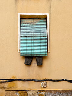 zielone rolety okienne, zbudowana struktura, architektura, okno, na zewnątrz budynku, funkcja budowy ścian, budynek, żadnych ludzi, dzień, na dworze, dzielnica mieszkaniowa, niski kąt widzenia, dom, Ściana, żółty, metal, Zamknięte, niebieski, kopia przestrzeń, wzór, zbliżenie, 5K, CC0, domena publiczna, darmowe zdjęcia
