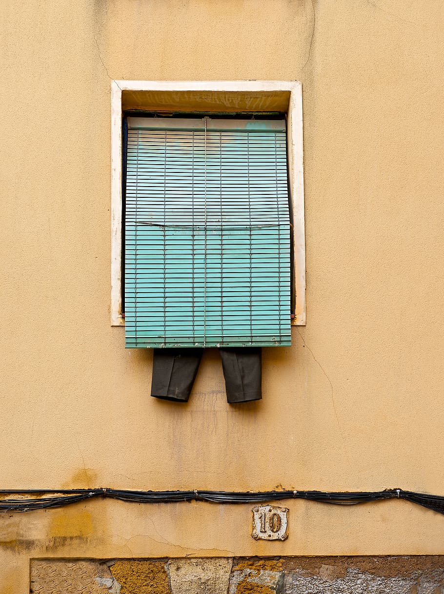 zielone rolety okienne, zbudowana struktura, architektura, okno, na zewnątrz budynku, funkcja budowy ścian, budynek, żadnych ludzi, dzień, na dworze, dzielnica mieszkaniowa, niski kąt widzenia, dom, Ściana, żółty, metal, Zamknięte, niebieski, kopia przestrzeń, wzór, zbliżenie, 5K