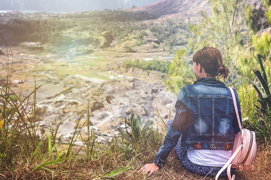 donna, indossare, blu, giacca di jeans, seduta, scogliera, prospiciente, Aperto, campo, attività, avventura, zaino, giorno, luce del giorno, godimento, Esplorare, flora, foresta, dom, erba, escursione, escursionista, collina, viaggio, paesaggio, tempo libero, stile di vita, analizzare, cercare, guardare, montagna, natura, parco, persona, rilassamento, panoramico, sedersi, estate, occhiali da sole, luce del sole, turismo, vacanza, una persona, attività di svago, retrovisore, persone reali, stili di vita, abbigliamento casual, giovane adulto, terra, adulto, acconciatura, scena non urbana, tre quarti, donne, bellezza nella natura, all'aperto, guardando a vista, 5K