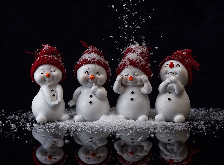 ninot de neu, figura, bonic, hivern, neu, decoració, Nadal, hora de nadal, divertit, deco, blanc, diversió, motiu de Nadal, duplicació, representació, representació humana, cap gent, vermell, festa, art i artesania, temperatura de fred, celebració, semblança masculina, creativitat, a l'interior, decoració de Nadal, Color blanc, semblança femenina, tir de l'estudi, fons negre, nevar, 5K
