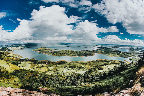 fotografering af øen, klint, klipper, skyer, dagslys, miljø, græs, grøn, horisont, landskab, bjerge, natur, naturfotografering, naturskøn, syn, himmel, træer, vand, sky - himmel, skønhed i naturen, scenics - natur, rolig scene, ro, ikke-urbane scene, dag, plante, ingen mennesker, træ, idyllisk, bjerg, fjern, udendørs, 2K, CC0, offentligt domæne, royaltyfrie