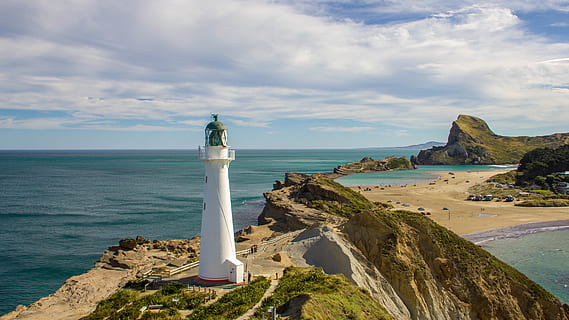 far blanc, arquitectura, edifici, far, torre, mar, a l'aire lliure, naturalesa, terra, península, oceà, aigua, línia de costa, estiu, Costa, castlepoint, platja, núvols, càlid, penya-segats, cel, núvol - cel, orientació, rock, escenics - natura, rock - object, horitzó sobre l’aigua, sòlid, bellesa a la natura, horitzó, dia, cap gent, 5K, CC0, domini públic, lliure de regalies