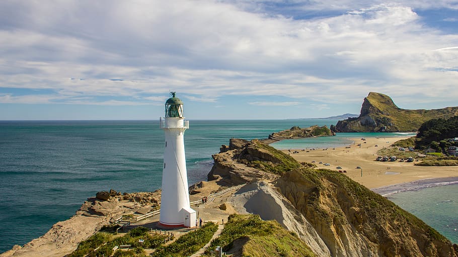 far blanc, arquitectura, edifici, far, torre, mar, a l'aire lliure, naturalesa, terra, península, oceà, aigua, línia de costa, estiu, Costa, castlepoint, platja, núvols, càlid, penya-segats, cel, núvol - cel, orientació, rock, escenics - natura, rock - object, horitzó sobre l’aigua, sòlid, bellesa a la natura, horitzó, dia, cap gent, 5K