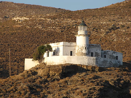 far, exterior de l'edifici, estructura construïda, arquitectura, edifici, muntanya, història, el passat, cap gent, dia, naturalesa, vell, fort, llum solar, a l'aire lliure, torre, destinacions de viatge, terra, viatjar, planta, paret, 2K, CC0, domini públic, lliure de regalies