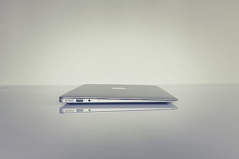 stříbrný, elektronický, přístroj, povrch, pojem, spojení, elektronika, laptop, moderní, porty, odraz, technologie, uvnitř, kopie prostor, nikdo, studio shot, jeden objekt, sdělení, šedá, stálý život, šedé pozadí, nástěnný prvek, detail, bílé pozadí, stůl, kov, auto, bílá barva, 5K, CC0, veřejná doména, bez autorských práv