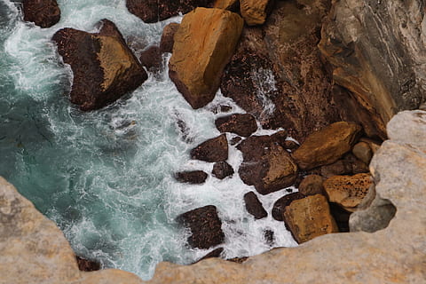 undele de apă, stâncă, natură, în aer liber, rezervă de bard pentru diamante, moloz, apă, promontoriu, plantă, râu, mare, ocean, prundiș, aventură, activități de agrement, ardezie, curent, pârâu, valurile marii, linia țărmului, cascadă, obiect de rocă, solid, frumusețe în natură, nici o persoana, zi, mişcare, vedere în unghi mare, teren, formatie rock, plajă, sportiv, sport acvatic, a închide, apă curgătoare, curgere, 5K, CC0, domeniu public, fără drepturi de autor