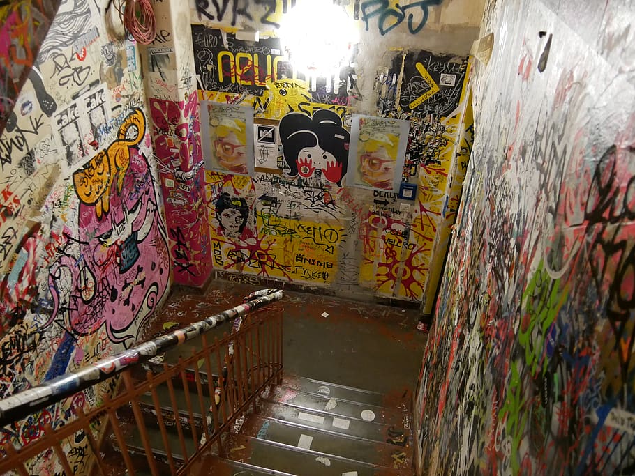Graffiti-Wandansicht, grafiti, Treppe, Etikett, Aufkleber, Magnet, Berlin, Kunst und Handwerk, Kreativität, menschliche Darstellung, Graffiti, Darstellung, Wandbau - Funktion, die Architektur, mehrfarbig, gebaute Struktur, keine Leute, männliche Ähnlichkeit, Kommunikation, drinnen, weibliche Ähnlichkeit, Text, Kunst, Gebäude, Wand, Tag, Religion, Wandgemälde, Botschaft, 4K